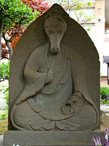 本寿院の僧形の馬頭観音石像
