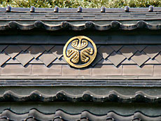 本堂屋根の葵の紋章