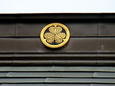 鐘楼屋根の葵紋章