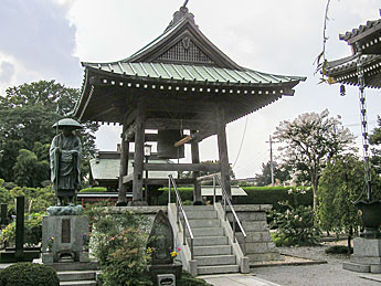 弘法大師像と鐘楼