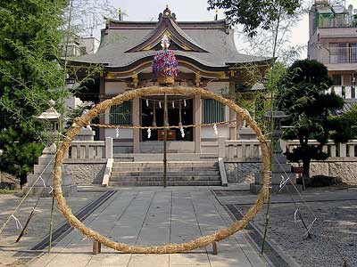 氷川神社境内には茅の輪が置かれる
