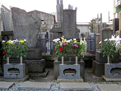 瀧山局の墓(中央）