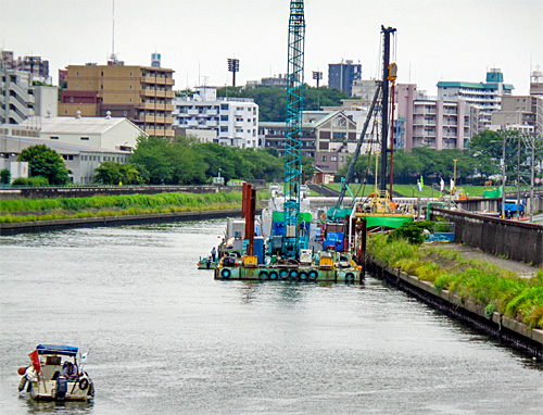 浮間橋上流で浚渫工事